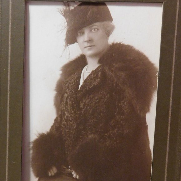 Fischer Capwell Photo Shop Antique Photograph of Woman - Picture 2 of 7